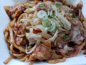 セブンイレブンの肉たっぷり焼きうどん