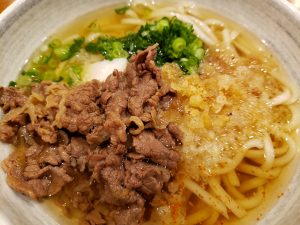新飯塚北代ビルのうどん屋さんで肉うどん