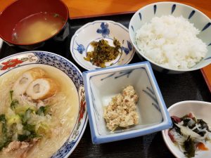 「あかぎんち」で日替わり定食豚肉とビーフンのスープ煮