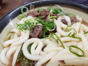 初、牧のうどんで肉うどん