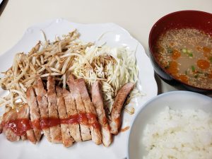 スイ芬河のB定食、トンテキと小飯スープ