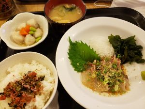 梅山鉄平食堂で胡麻真鯛定食