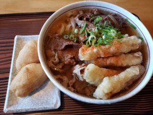 大助うどんで肉ごぼううどんといなり寿司