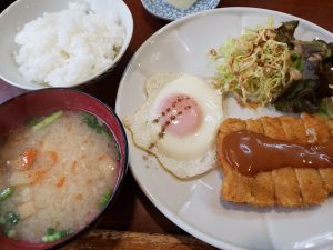 華月カレーでカツ定食