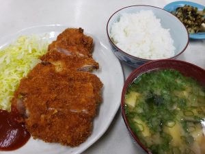 おふくろで豚カツ定食、ご飯は少なめで