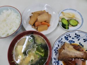 おふくろで魚の煮付け、大根、かしわ天、味噌汁、小ご飯