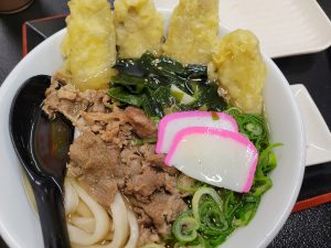 うどんのごんた飯塚店で肉ごぼううどん