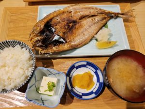 博多海鮮食堂魚吉でトロ鯵の開き定食