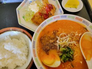 鳥羽一心亭でタンタン麺定食、豚カツと飯付き、ご飯は少なくしてもらった。