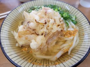 桂川の恵比寿うどんで人気の下足かき揚げうどん