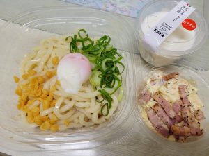 セブンイレブンで冷やしぶっかけうどんとベーコンペッパーマカロニサラダにとろける杏仁豆腐