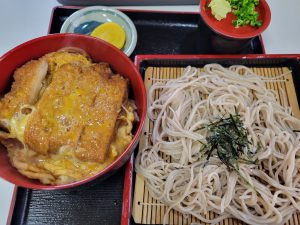 三勝でカツ丼とざる蕎麦のセット