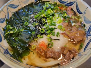 一休うどんで、肉と山芋とワカメが入ってる三味うどん