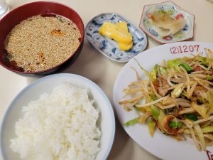 スイフンガで野菜炒めと小飯の野菜炒め定食。