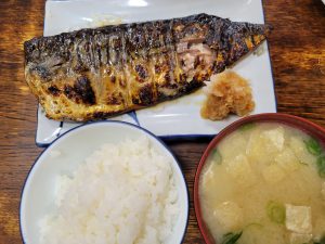 天神の真で昼食、ここはメニューが一品だけ、鯖の塩焼きのみ。