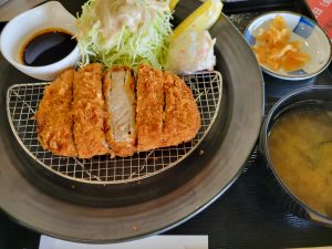 八木山で豚カツ定食