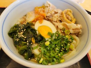 博多屋で鉄板焼きそばのつもりだったが、あぐんちゃのうどん屋の冷麺に変更