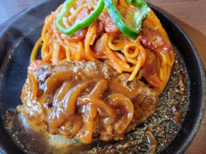 明治屋でハンバーグとナポリタンのコンビ