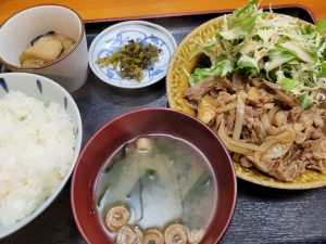 かねきんちで生姜焼定食600円だよ😃