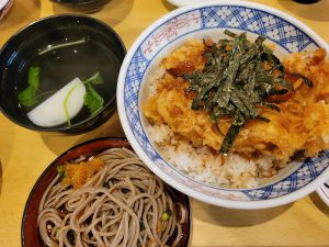 手打ちそば加辺屋で天丼と椀子一段