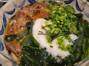 一休で三味うどん🍜、肉山芋わかめ入りだよ😃