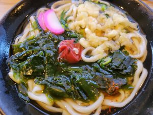 秋月うどんで、梅わかめうどん🍜