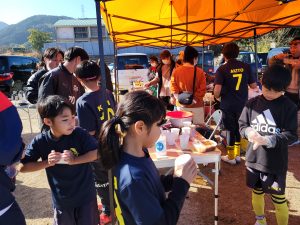 鎮西サッカーの初蹴りの後の交流会