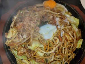 博多屋で鉄板焼きそばだよ😃