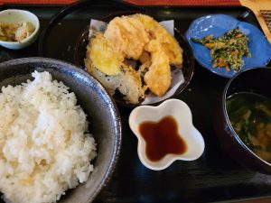 エビルスで豚カツ定食、写真は天婦羅やけど