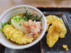 能古うどん🍜で、おろしえび天冷やしうどん