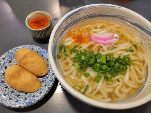 一休うどん🍜で最後のかけうどんとおいなりさん