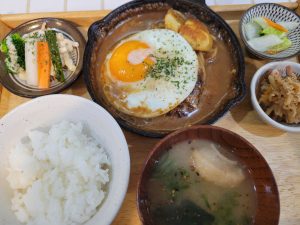 煮こ屋で煮込みハンバーグ定食だよ☺️