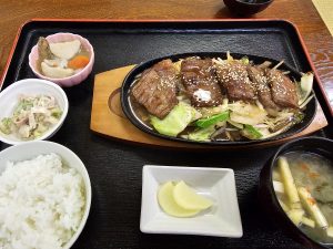 こうの湯で焼肉鉄板定食。鉄板焼肉とご飯小、小鉢2皿とお新香と味噌汁だよ☺️