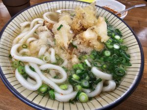恵比須うどんて何時ものごとく下足かき揚げ天うどん🍜