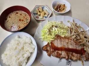 スイフンガでB定食(トンテキ、小飯、豚骨スープ)だよ☺️