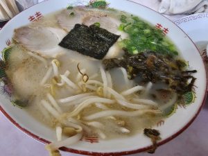 きょうはサッカーの試合で北九州フットボールセンターに来たから近くのラーメン屋さんで高菜ラーメン🍜と半餃子だよ☺️