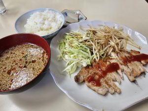 スイフンガでA定食(トンテキ、小飯、豚骨スープ)だよ☺️