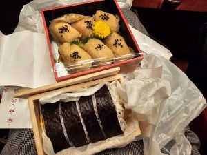 博多座で巻き寿司とお稲荷さんだよ☺️