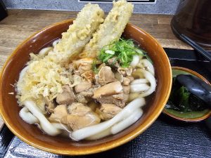 麺和田や、かしわごぼう天うどん🍜