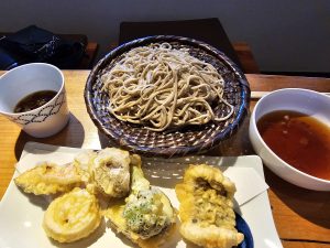 蕎麦切倭人で、はもと野菜の天プラせいろ蕎麦