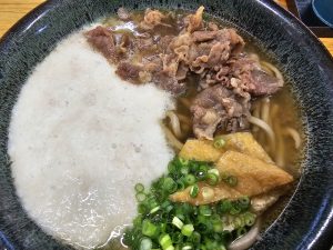 山之茶屋で山かけ肉そばだよ☺️ここの蕎麦は田舎蕎麦です