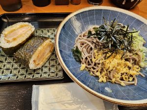 肴家信清で冷やしぶっかけ蕎麦チリマヨ海老カツお握り付き