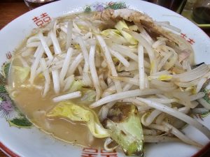 ラーメン山小屋で野菜ラーメン🍜だよ☺️ モヤシの量が半場ない。 ここのラーメン病みつきになるばい(￣□￣;)!!