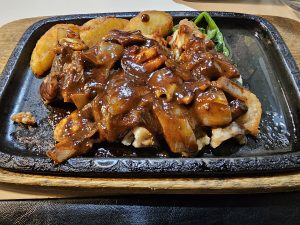 きょうのランチはナイトレストランでグリルチキンだよ☺️